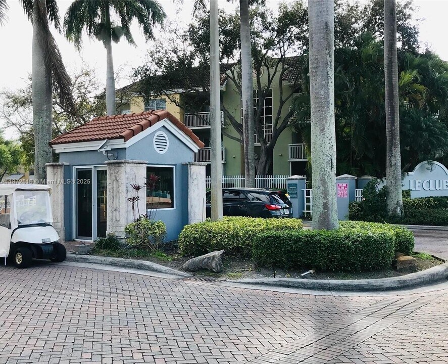 8520 SW 212th St in Cutler Bay, FL - Building Photo
