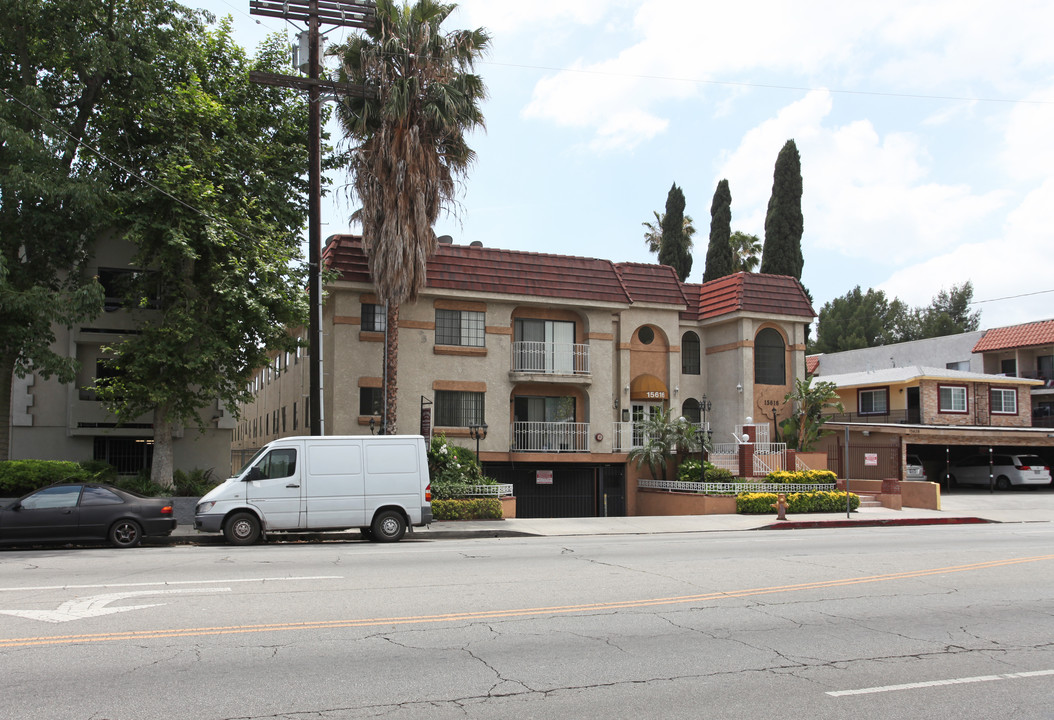 Vanowen Apartments in Van Nuys, CA - Building Photo