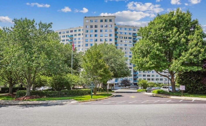 10500 ROCKVILLE, Unit 1507 in Rockville, MD - Building Photo