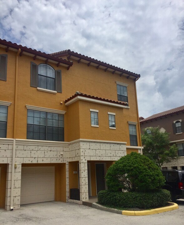 6131 Metrowest Blvd in Orlando, FL - Building Photo