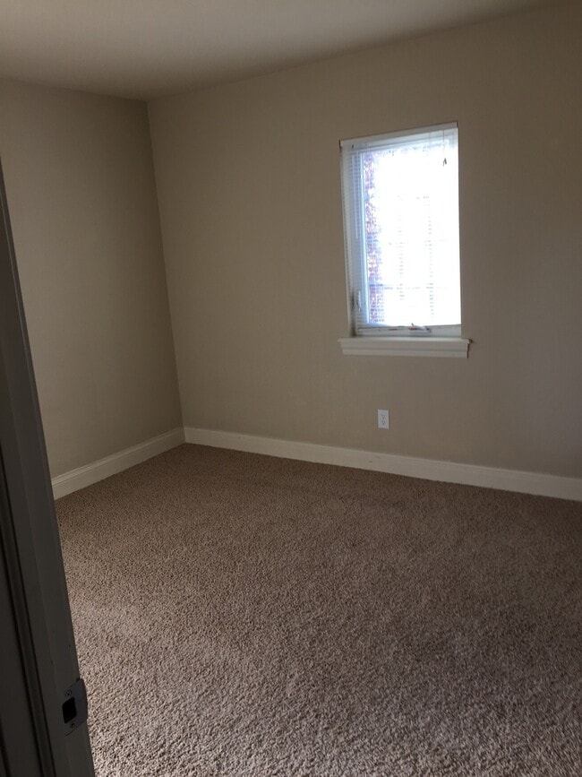 214 Grandview Ct in University Heights, IA - Building Photo - Building Photo