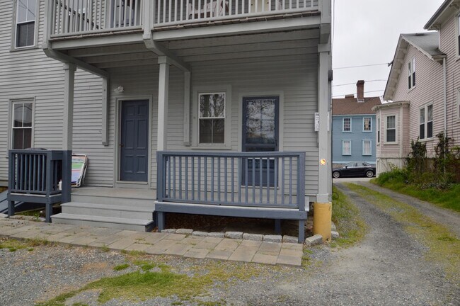 11 Sherman St, Unit 1L in Newport, RI - Building Photo - Building Photo