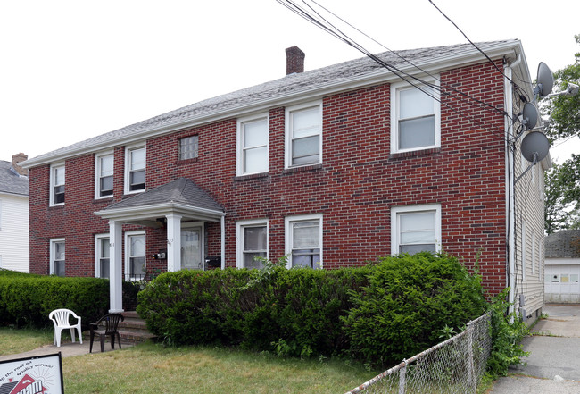 825 Central Ave in Pawtucket, RI - Foto de edificio - Building Photo