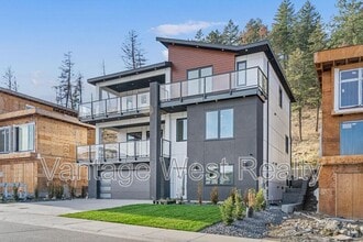 3738 Astoria Dr in West Kelowna, BC - Building Photo - Building Photo