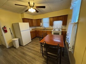 716 Miller St, Unit 716 Apartamentos