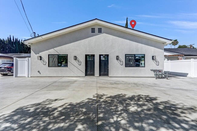 6827 Ranchito Ave in Van Nuys, CA - Building Photo - Building Photo