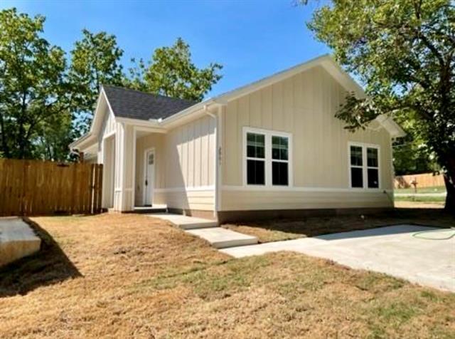 2901 S Scullin Ave in Denison, TX - Building Photo