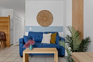 7904 West Dr in North Bay Village, FL - Building Photo