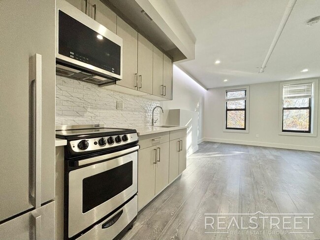Brand New 1 Bed w Full Kitchen Amenities in Prime Crown Heights, Unit 4A in Brooklyn, NY - Foto de edificio - Building Photo