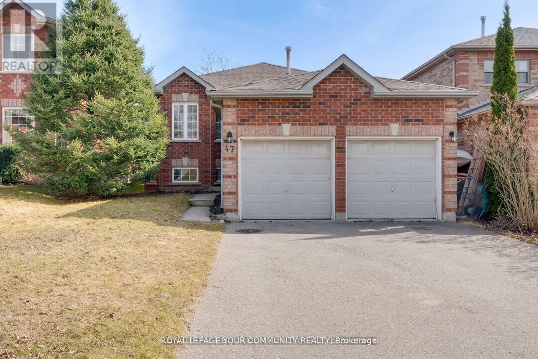 47 Holly Meadow Rd in Barrie, ON - Building Photo