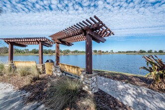 7215 Meeting House Ln in Apollo Beach, FL - Foto de edificio - Building Photo