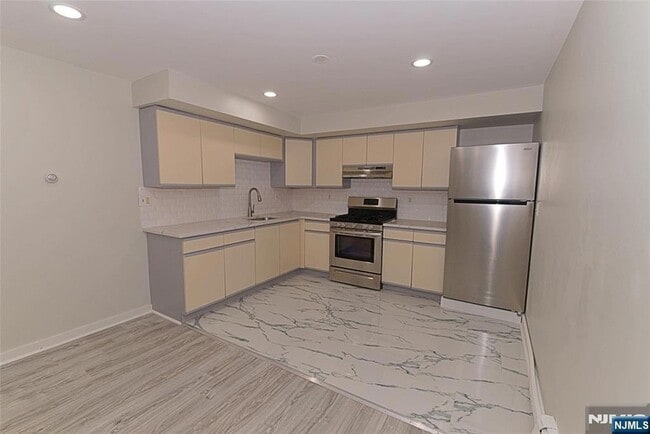 380 Undercliff Ave in Edgewater, NJ - Building Photo - Building Photo