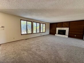 970 S 55th Pl in Springfield, OR - Building Photo - Building Photo