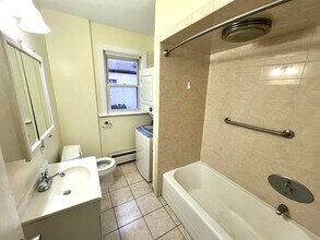 36 Ferncliff Ave, Unit 1R in North Providence, RI - Building Photo - Building Photo