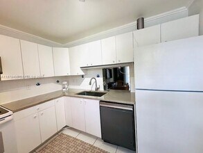 500 NE 14th Ave in Hallandale Beach, FL - Building Photo - Building Photo