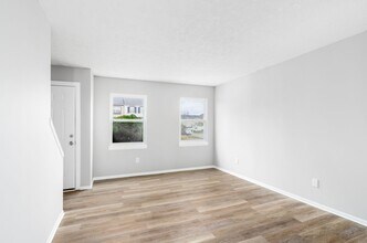 2560-2566-2566 Sandbury Blvd in Columbus, OH - Building Photo - Building Photo