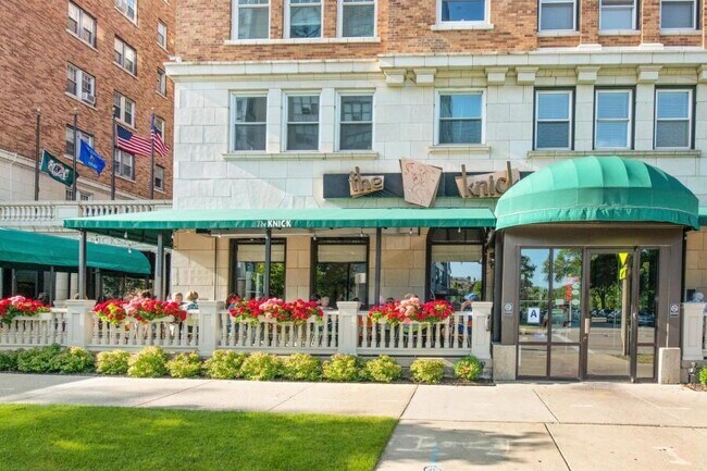 1028 E Juneau Ave in Milwaukee, WI - Building Photo - Building Photo