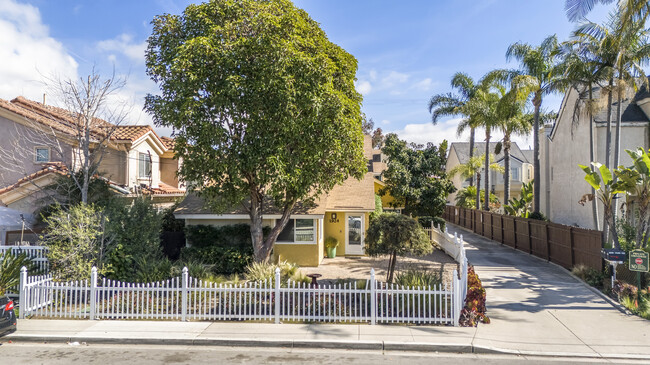 1924 Maple Ave in Costa Mesa, CA - Building Photo - Building Photo