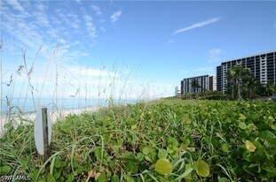 10851 Gulf Shore Dr in Naples, FL - Building Photo