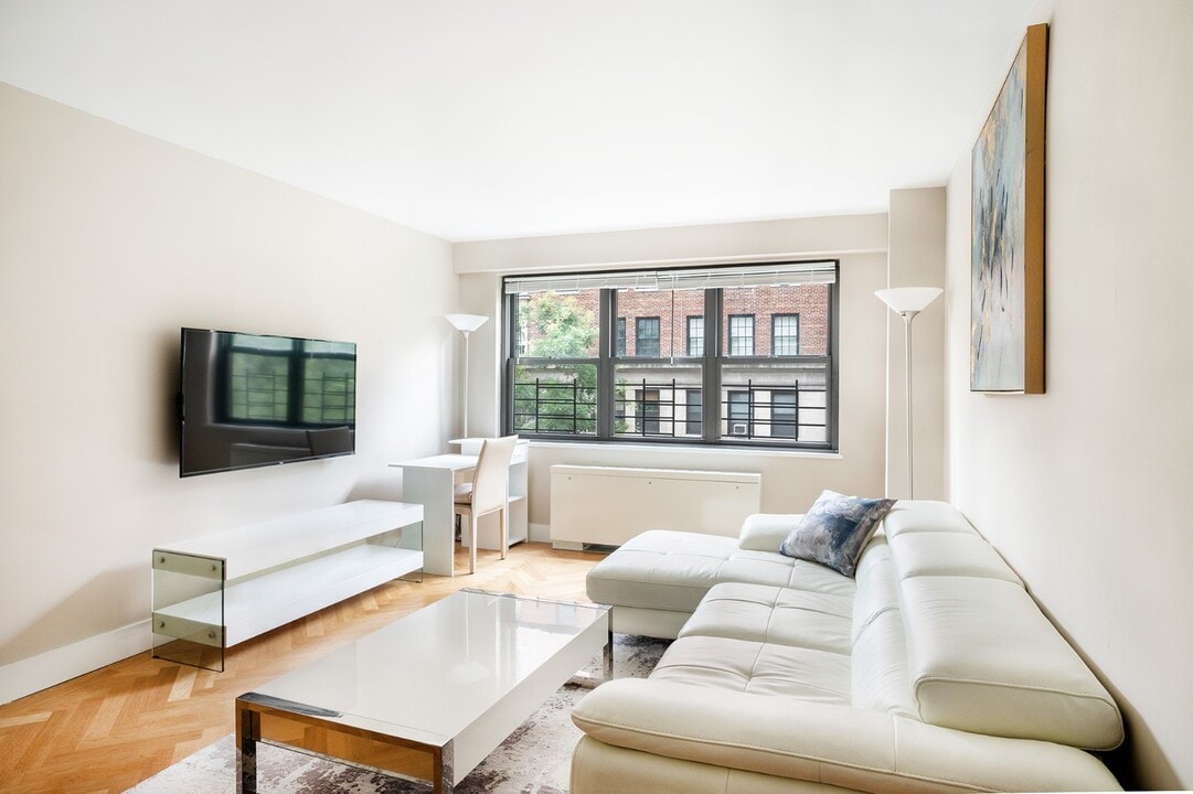 160 E 88th St in New York, NY - Building Photo