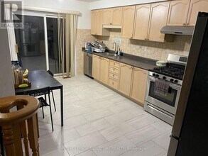 1025 Barclay Cir in Milton, ON - Building Photo - Building Photo