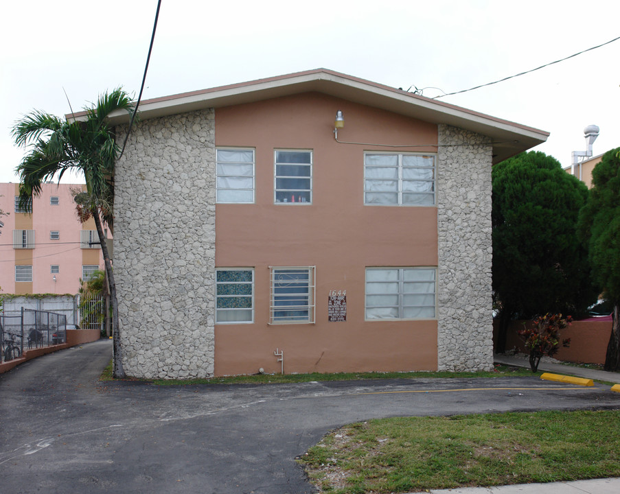 1644 SW 2nd St in Miami, FL - Foto de edificio