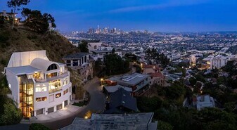 8435 Franklin Ave in Los Angeles, CA - Building Photo
