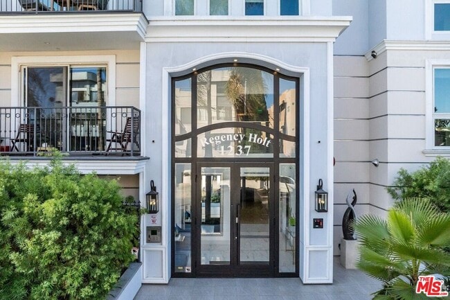 1237 S Holt Ave in Los Angeles, CA - Building Photo - Building Photo