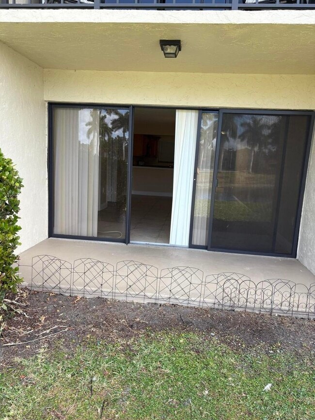 1545 Lake Crystal Dr, Unit C in West Palm Beach, FL - Foto de edificio - Building Photo