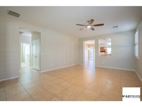 7040 W Gary Way in Phoenix, AZ - Foto de edificio - Building Photo
