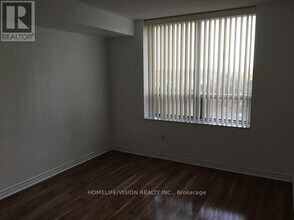 18 Sommerset Way in Toronto, ON - Building Photo - Building Photo