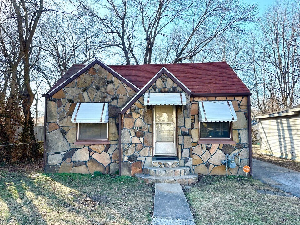 2131 N Travis Ave in Springfield, MO - Building Photo