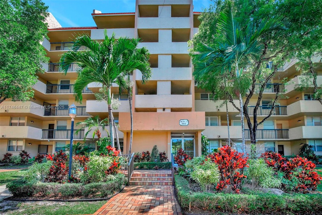 3841 Environ Blvd in Lauderhill, FL - Building Photo