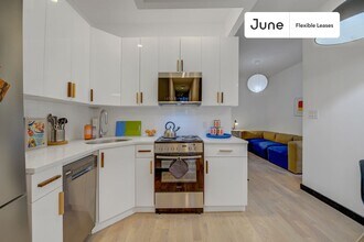 Chic ROOM at The Maison Suydam, Unit 2 in Brooklyn, NY - Foto de edificio - Building Photo