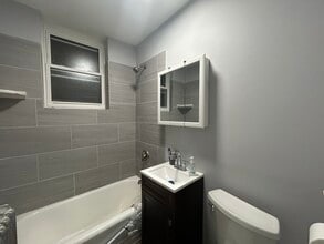 6956 N Ashland Ave, Unit 105 in Chicago, IL - Foto de edificio - Building Photo