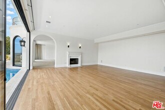 1675 Woods Dr in Los Angeles, CA - Building Photo - Building Photo