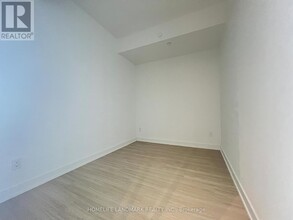 8-2908 Wellesley St W in Toronto, ON - Building Photo - Building Photo