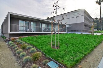 Dolores Lia Apartments in Millbrae, CA - Foto de edificio - Building Photo