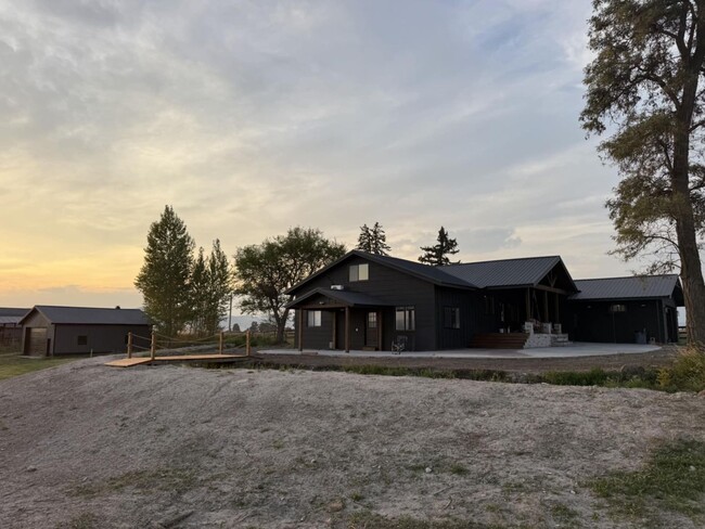 property at 93715 Round Butte Rd