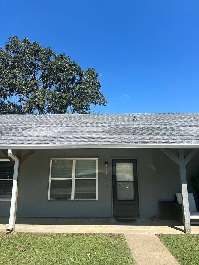 property at 1427 W Rolling Oaks Dr