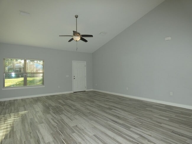 property at 4985 Creekside Ln