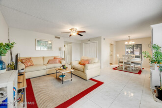 200 International Dr in Cape Canaveral, FL - Foto de edificio - Building Photo