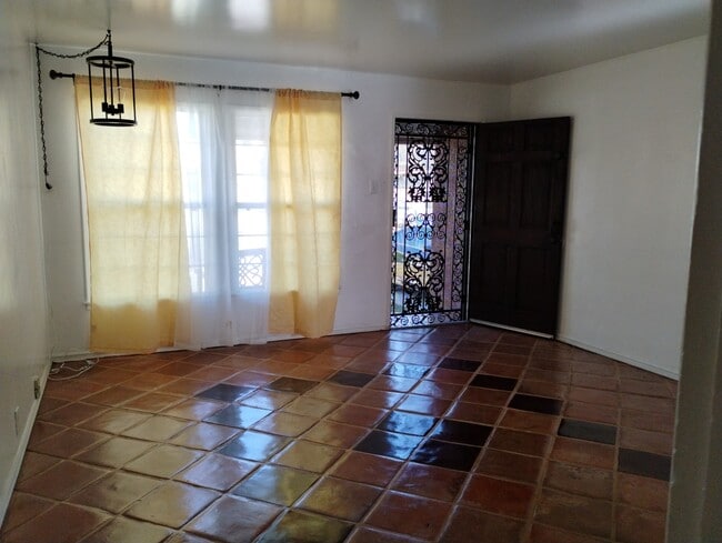 5780 Wilson Ave in South Gate, CA - Foto de edificio - Building Photo