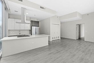 34 E Huron St in Chicago, IL - Foto de edificio - Building Photo