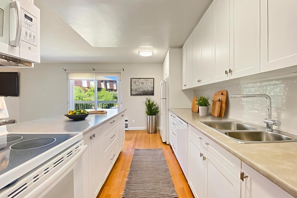 Moira Apartments in Belleville, ON - Building Photo