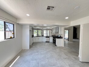 13850 Dahlgren Dr in Victorville, CA - Building Photo - Building Photo