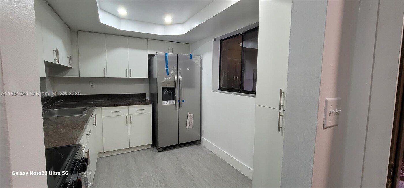 8635 NW 8th St in Miami, FL - Building Photo