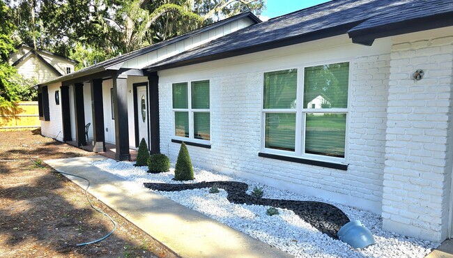 401 N Bryan Cir in Brandon, FL - Building Photo - Building Photo