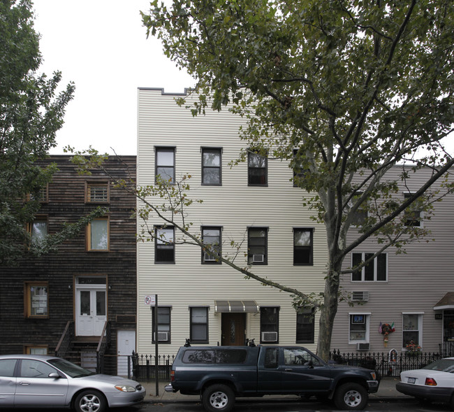 114 Devoe St in Brooklyn, NY - Foto de edificio - Building Photo