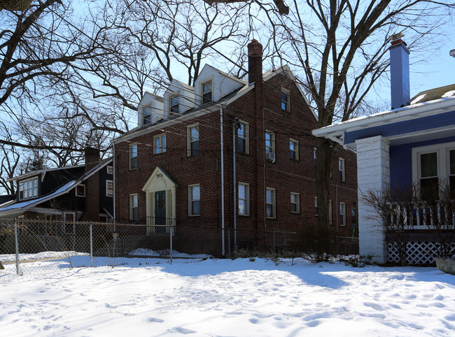 7906 Flower Ave in Takoma Park, MD - Foto de edificio - Building Photo